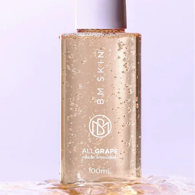 Frasco transparente com líquido e tampa branca, texto BM SKIN ALLGRAPE