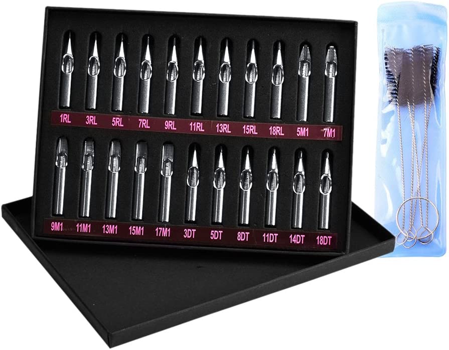 Conjunto de agulhas para tatuagem com etiquetas rosa e argolas metálicas em estojo azul