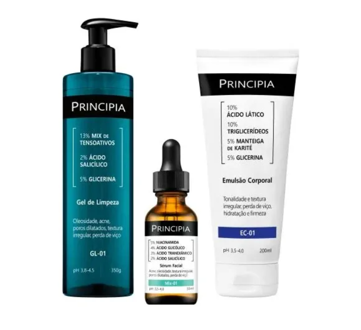 Três produtos Principia: gel de limpeza azul, sérum facial âmbar e emulsão corporal branca