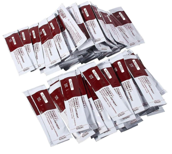 Pacotes de café moído em pacotes brancos e castanhos com texto CAFÉ MOÍDO e 100% ARÁBICA