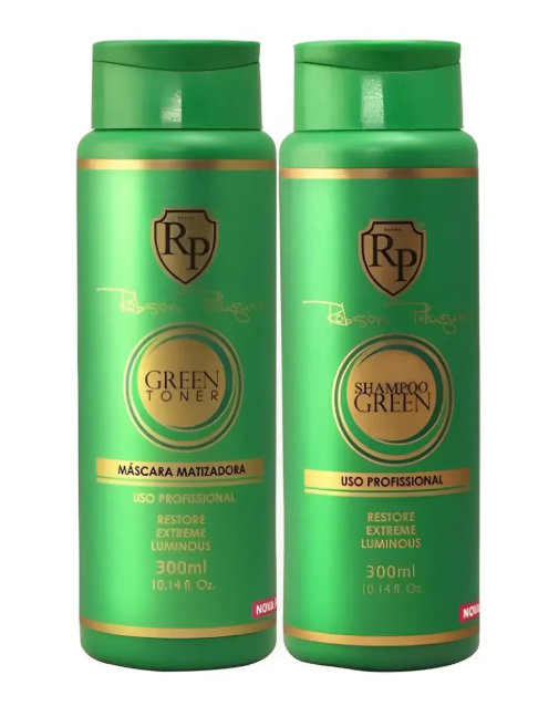 Dois frascos verdes com detalhes dourados, um como máscara matizadora e outro como shampoo, ambos de 300ml