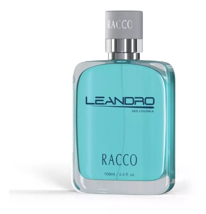 Frasco de perfume azul com tampa cinza e escrita LEANDRO RACCO