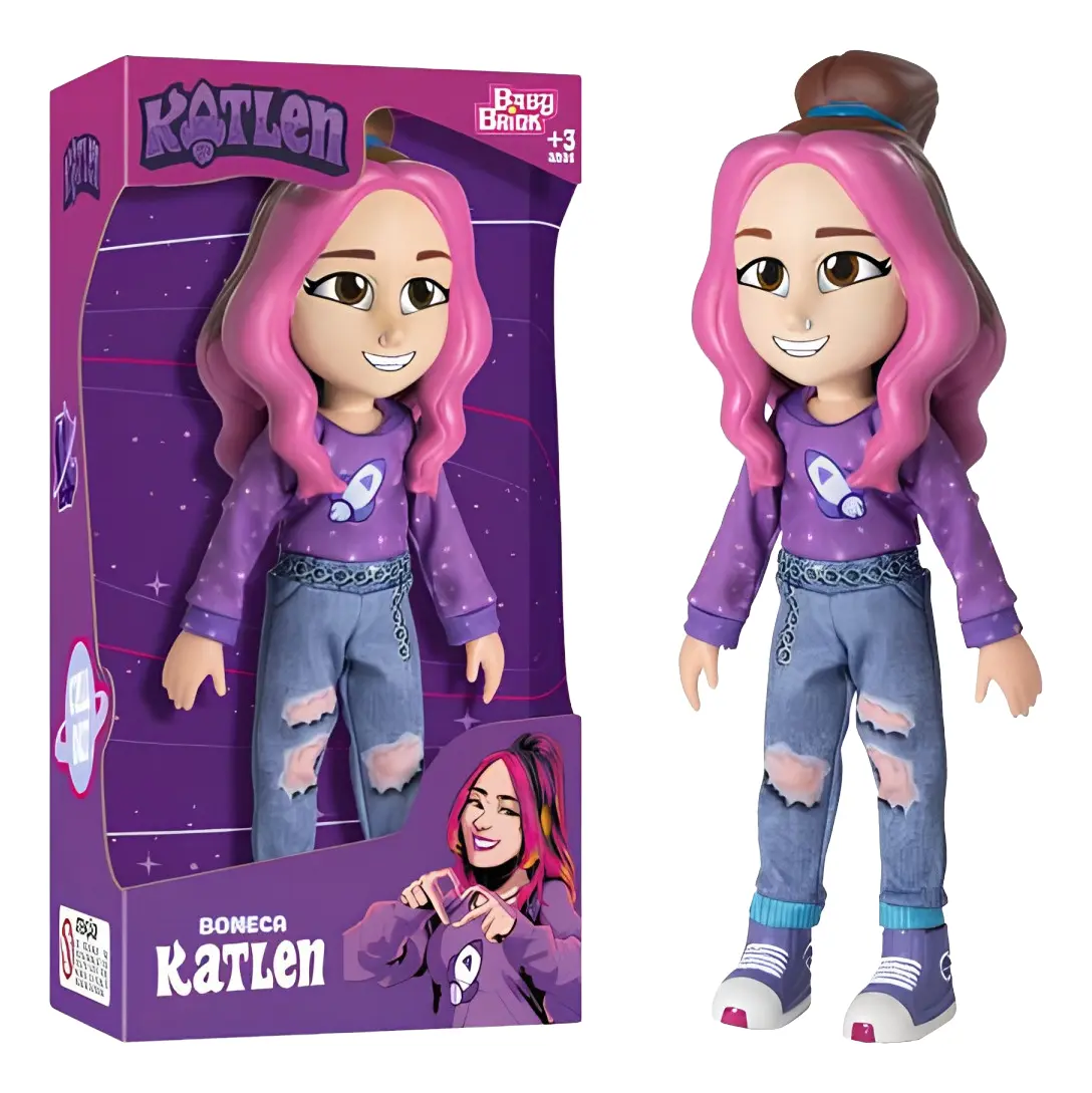 Boneca Katlen com cabelo rosa, camisola roxa, calças de ganga e ténis, em embalagem roxa com tema espacial