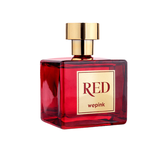 Frasco de perfume vermelho translúcido com tampa dourada e rótulo branco com texto RED wepink