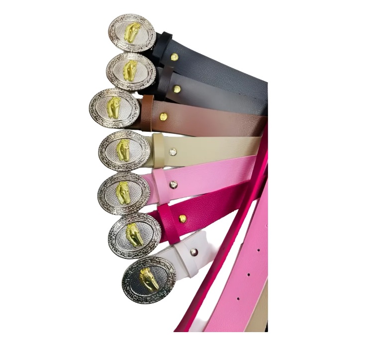 Seis cintos de couro em várias cores com fivelas prateadas redondas e detalhes dourados.