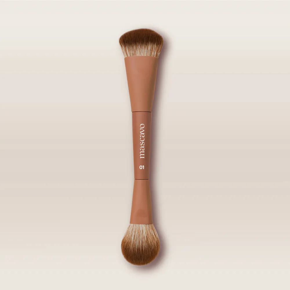 Pincel de maquilhagem duplo castanho com texto 'mascavo 01' no centro.