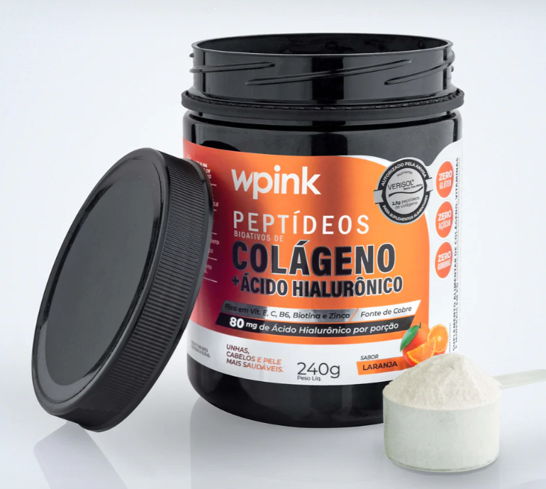 Frasco preto de colágeno com etiqueta laranja e colher com pó branco em fundo branco