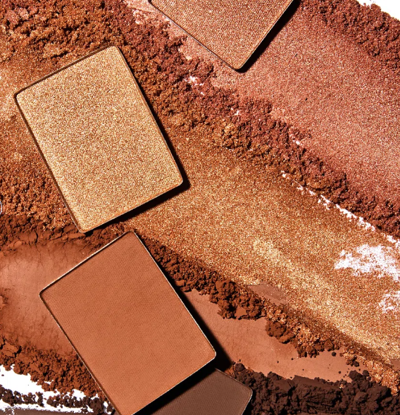 Paletas de sombra de olhos em tons terrosos com texturas e acabamento variados