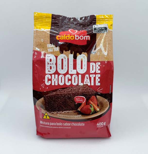 Mistura para bolo de chocolate Caldo Bom embalagem vermelha e amarela com imagem de bolo e morangos