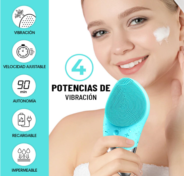 Dispositivo azul de limpeza facial em silicone com cerdas, segurado por uma mulher com creme no rosto