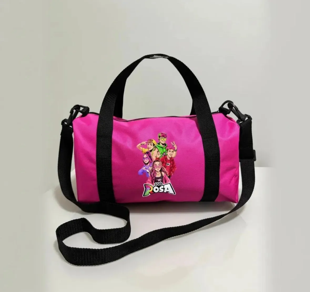 Bolsa desportiva cor-de-rosa com estampa de personagens e texto DOS ROSA