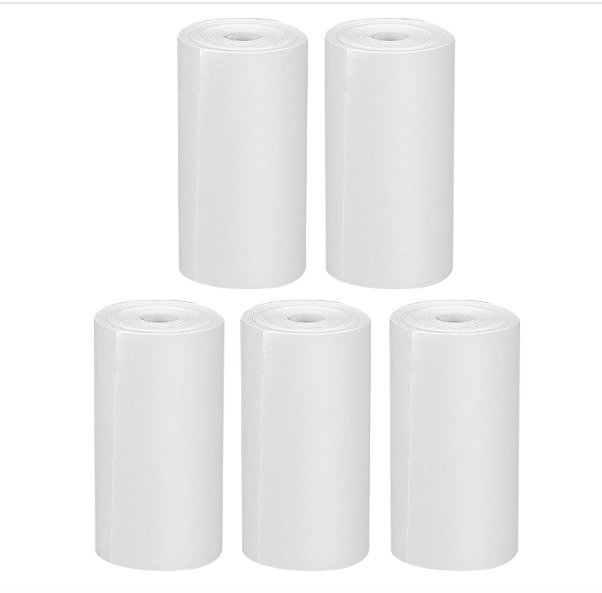 Cinco rolos de papel branco sobre fundo branco