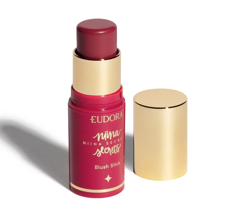 Blush em stick Eudora Nina Secrets com tampa dourada removida