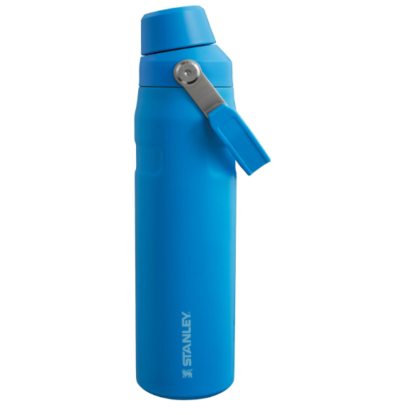 Garrafa térmica azul com tampa e alça em fundo branco