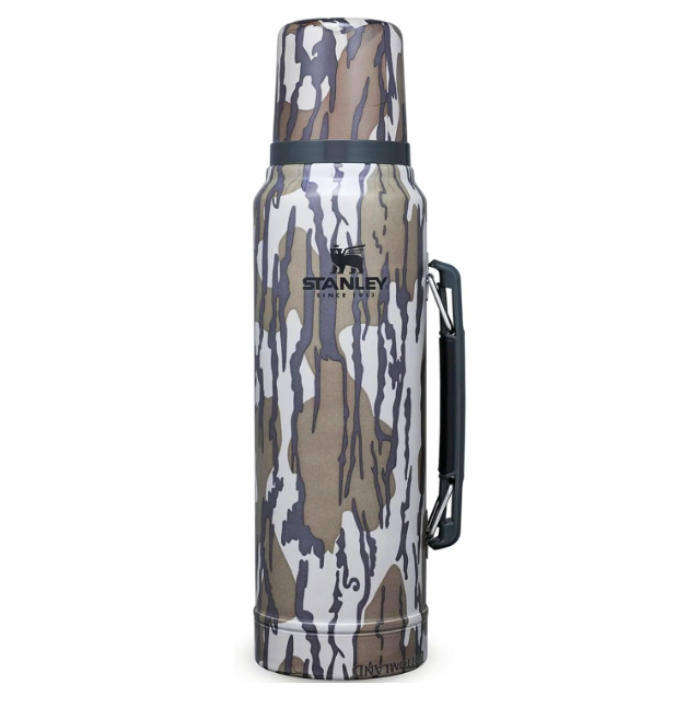 Garrafa térmica Stanley camuflada com tampa copo e alça