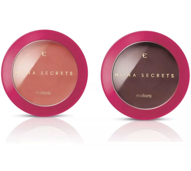 Duas embalagens redondas rosas com pós compactos castanhos e textos dourados