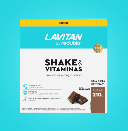 Embalagem de suplemento Lavitan Shake & Vitaminas sabor chocolate sobre fundo azul