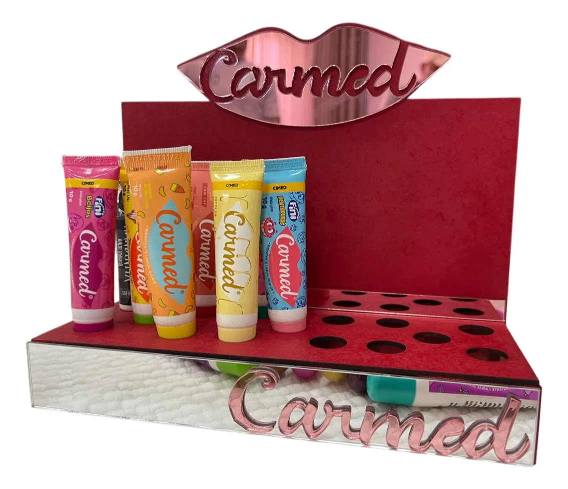 Expositor vermelho e espelhado com tubos coloridos de creme dental Carmed