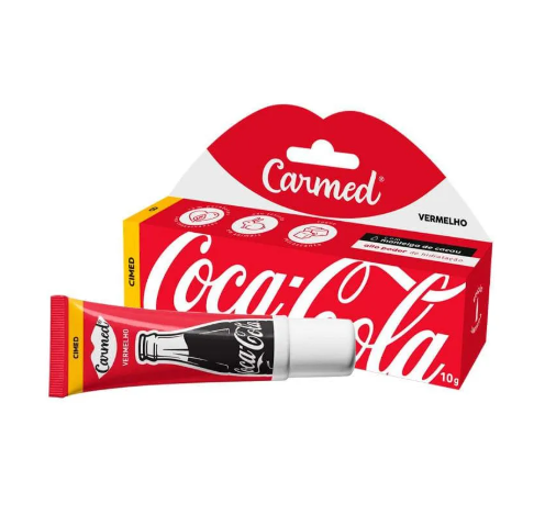 Batom Carmed vermelho em tubo com embalagem vermelha e branca com texto Coca-Cola