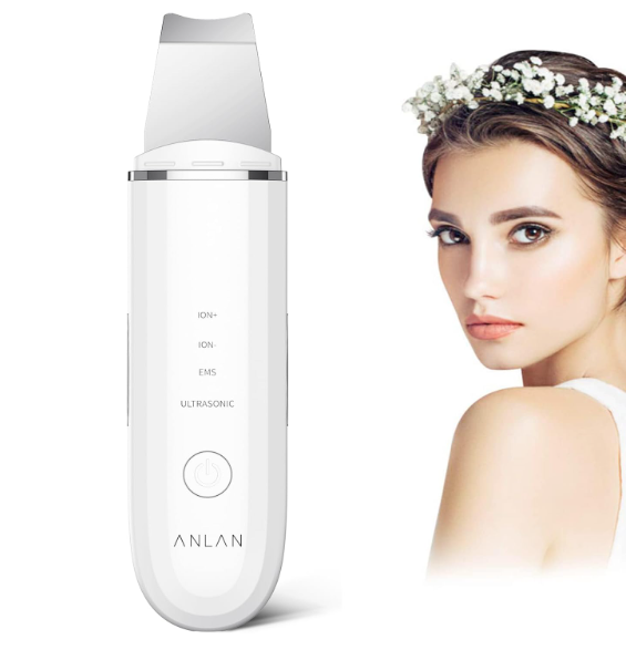Dispositivo facial branco com visor metálico e textos ao lado de rosto feminino com coroa de flores
