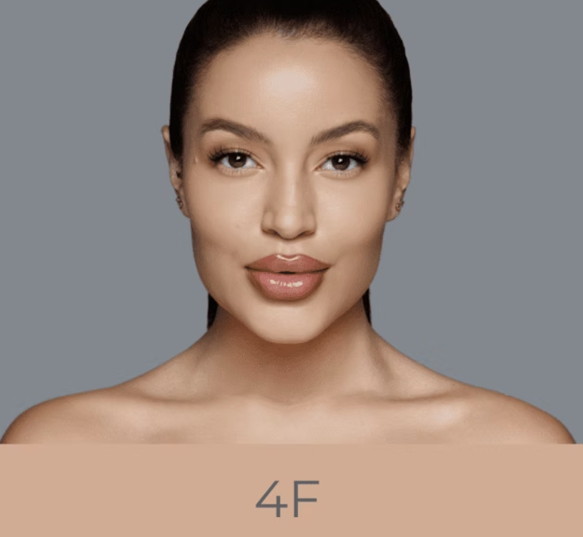 Rosto feminino com cabelo preso e texto 4F numa faixa cor de carne