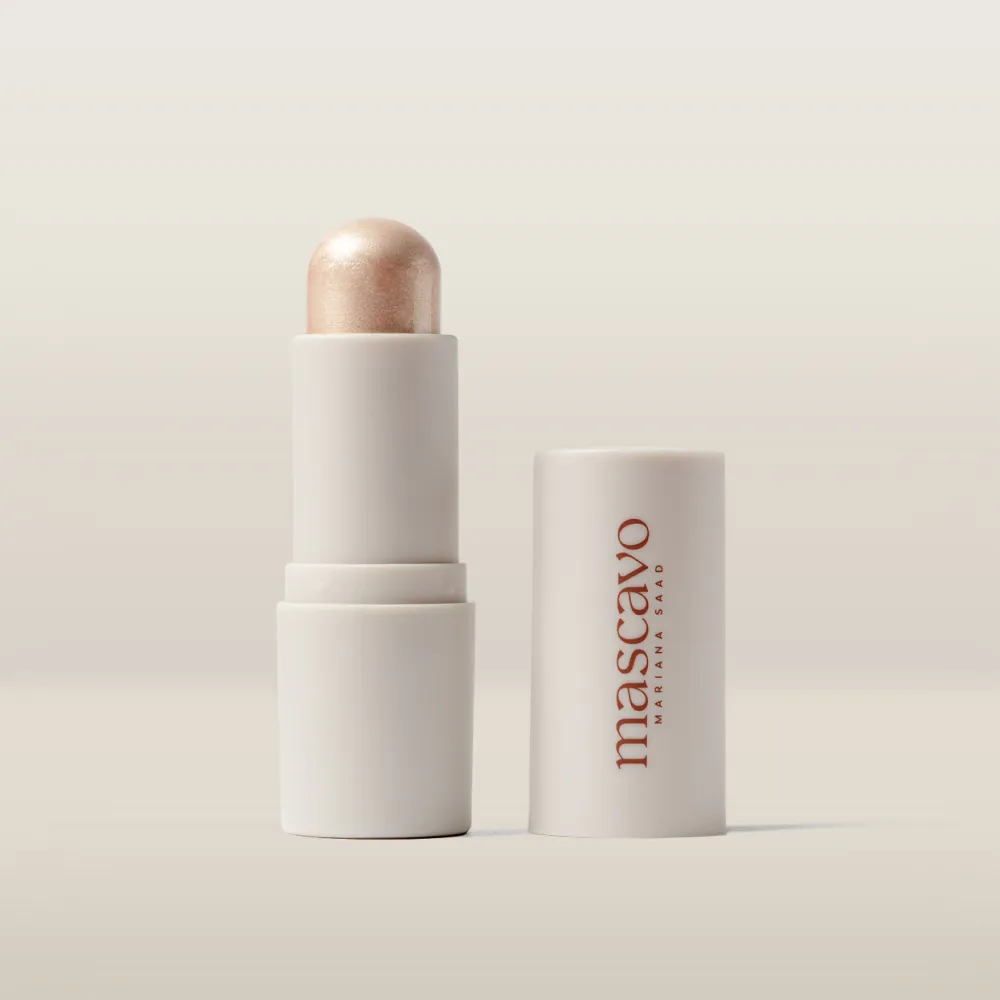 Bastão de maquilhagem bege com embalagem branca e texto mascavo Mariana Saad