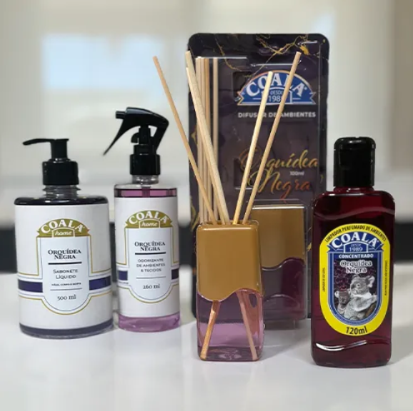 Produtos Coala Aromas Orquídea Negra em várias embalagens sobre mesa branca