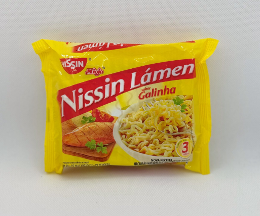 Pacote amarelo de Nissin Lámen sabor Galinha com imagem de prato e carne