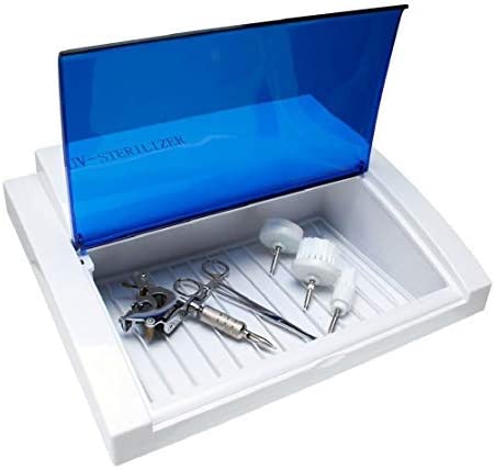 Esterilizador branco com tampa azul aberto e instrumentos metálicos dentro