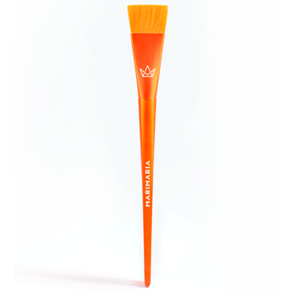 Pincel de maquilhagem laranja com cerdas amarelas e marca MARIMARIA