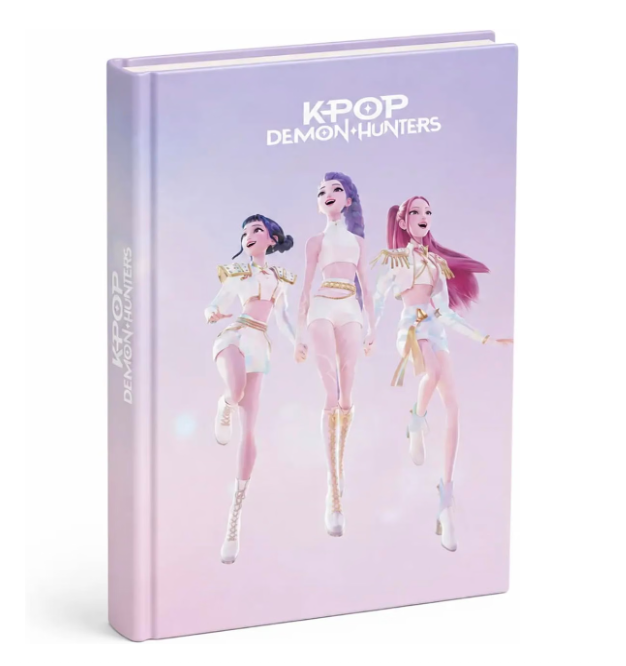 Capa de livro rígida com personagens femininas animadas e título K-POP DEMON HUNTERS