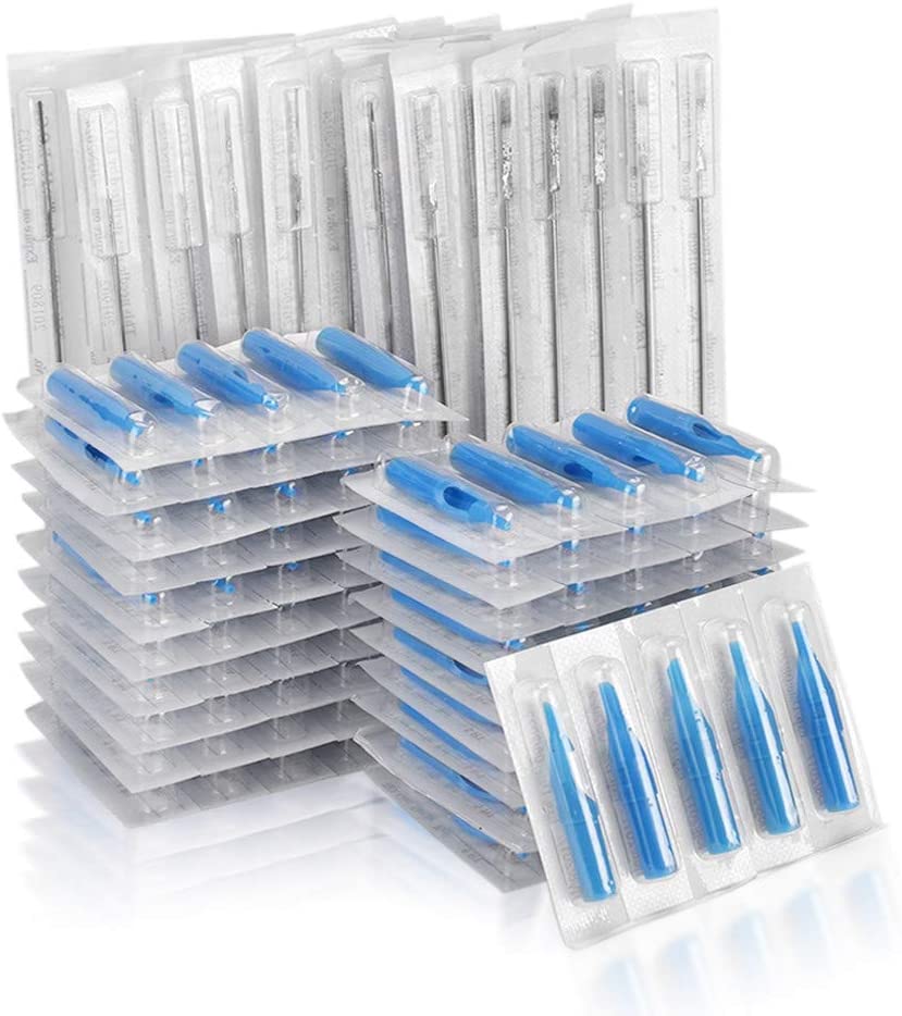 Múltiplos blister packs transparentes com ferramentas ou peças azuis organizadas empilhadas