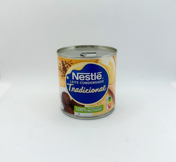 Lata leite condensado Nestlé Tradicional com rótulo azul e branco