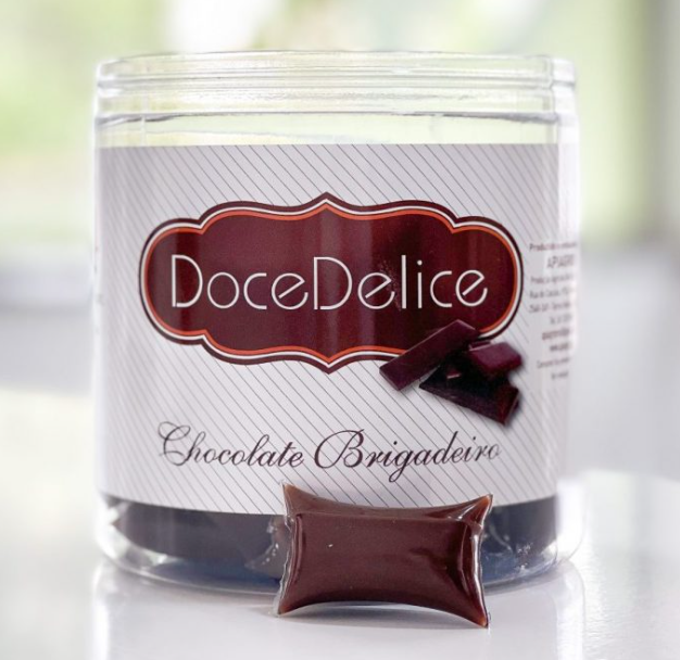 Frasco de plástico transparente com doces brigadeiro embalados individualmente e rótulo branco com logotipo vermelho DoceDelice