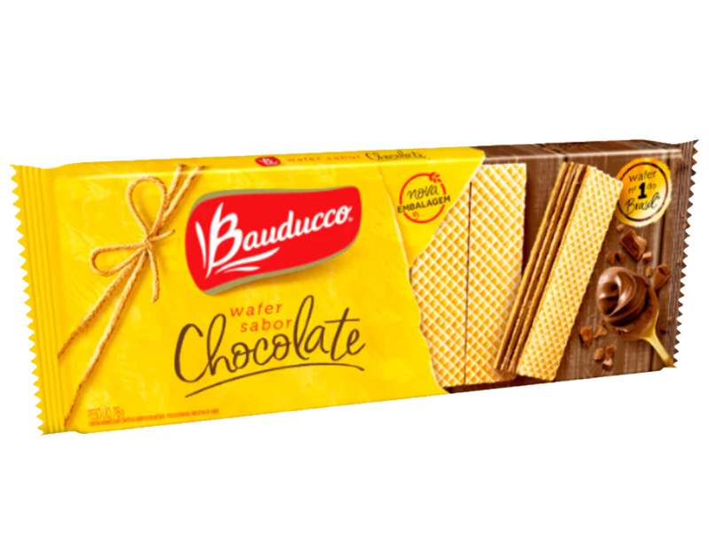 Embalagem amarela e marrom de wafer sabor chocolate Bauducco com imagem do wafer.