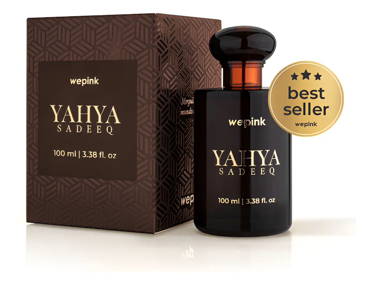 Frasco e caixa de perfume castanho escuro com letras douradas e selo best seller