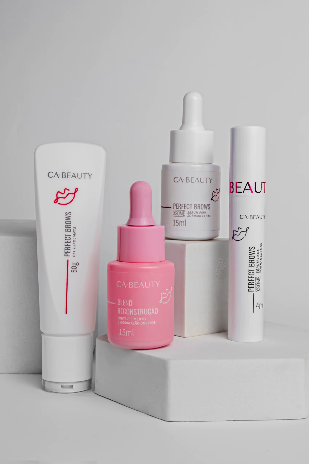 Produtos CA BEAUTY para sobrancelhas em embalagens branca e rosa com texto e ícone de lábios