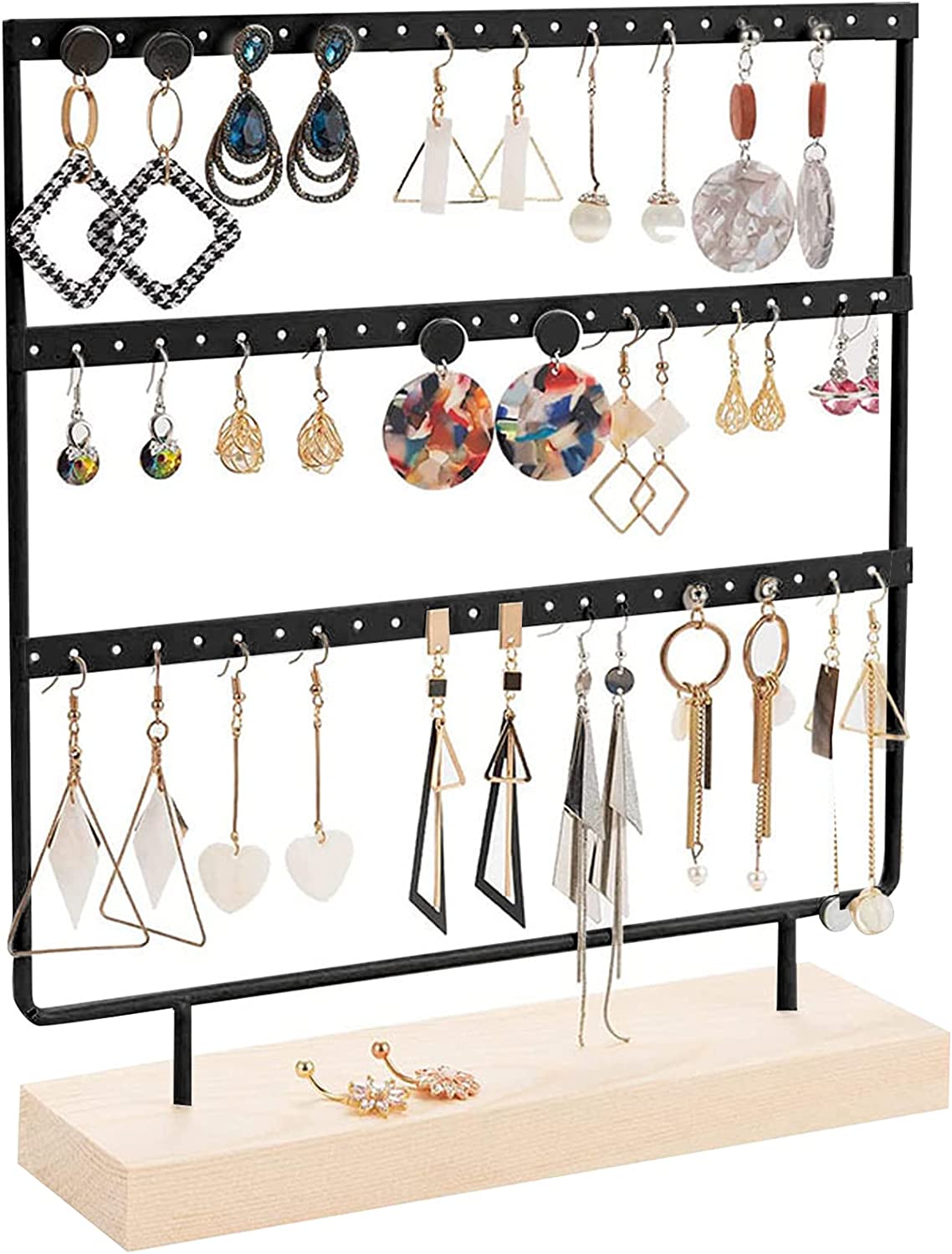 Expositor de bijuterias com vários brincos de diferentes formas e materiais