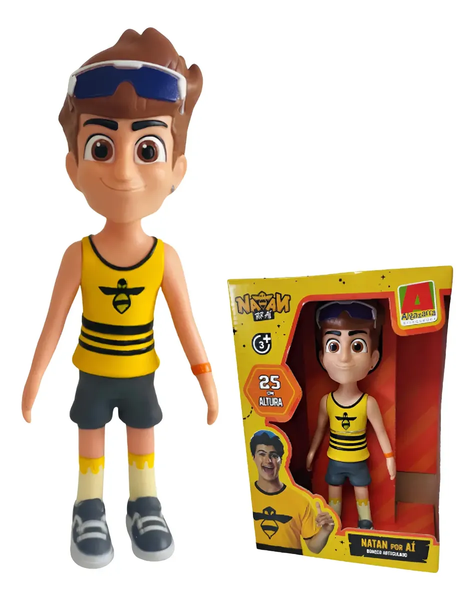 Boneco personagem com roupa amarela e cinzenta e embalagem amarela com texto NATAN por AÍ.