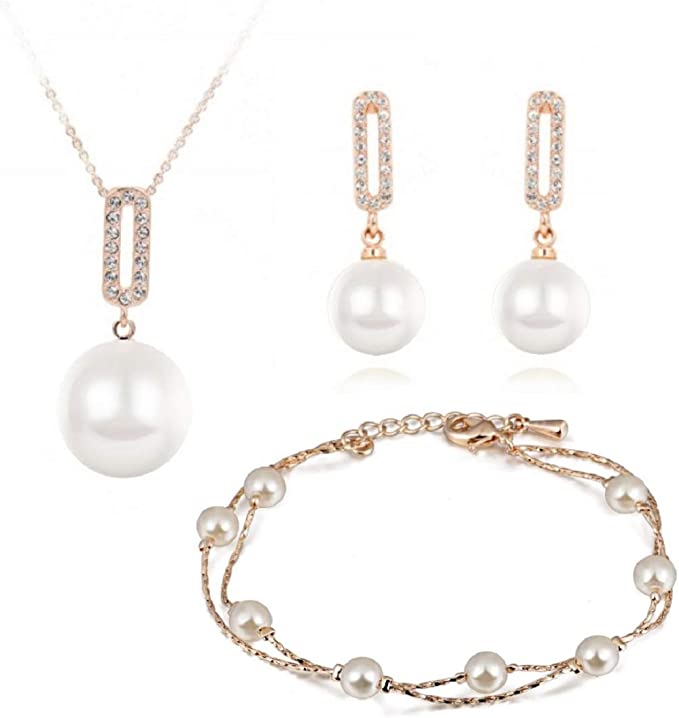 Conjunto de joias com pérolas e detalhes dourados