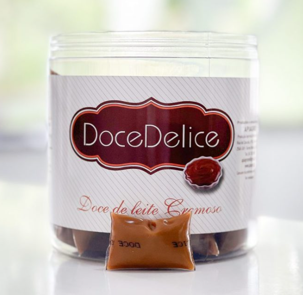 Embalagem DoceDelice com doce de leite cremoso em sacos castanhos