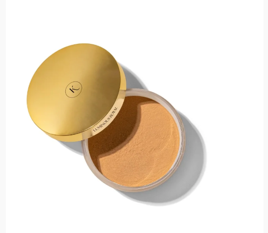Pó facial em embalagem redonda com tampa dourada e pó bege