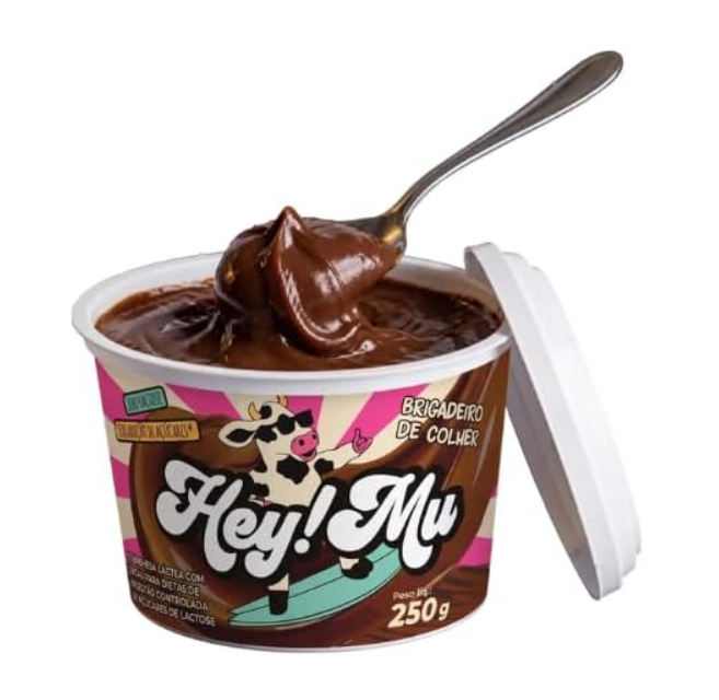 Brigadeiro de colher Hey! Mu em embalagem plástica branca com tampa e rotulagem colorida