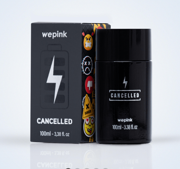 Produto líquido wepink CANCELLED embalagem e frasco preto com texto branco e emojis na lateral