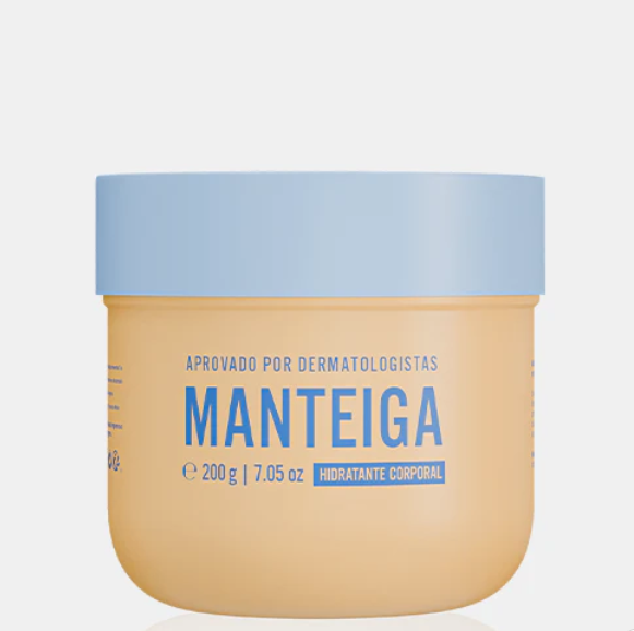 Frasco de manteiga hidratante corporal com tampa azul e texto azul.