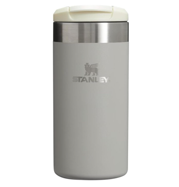 Garrafa térmica Stanley cinzenta com tampa branca e detalhes em aço inoxidável