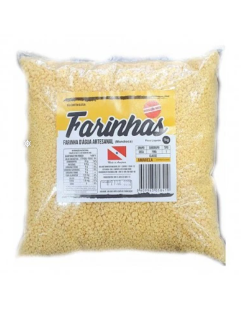 Pacote de farinha artesanal amarela com etiqueta explicativa