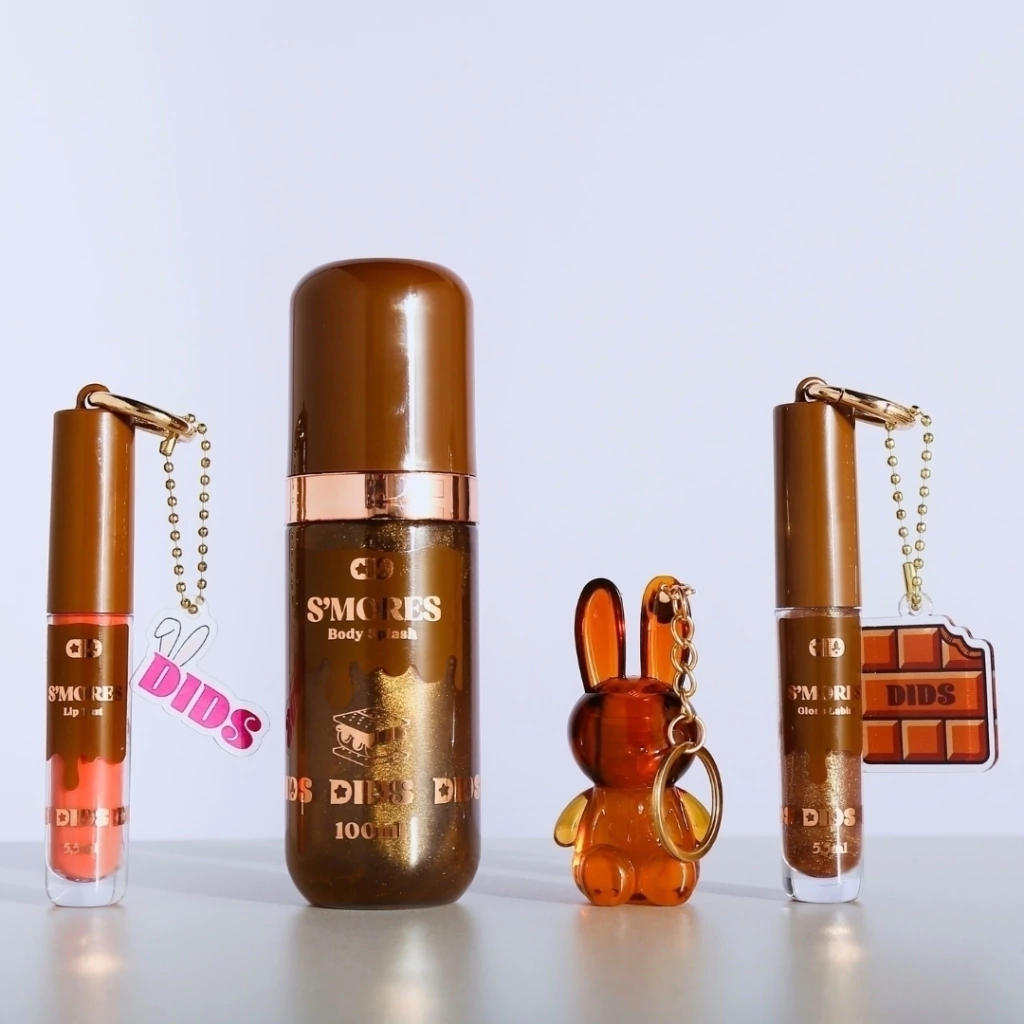 Produtos cosméticos SMORES em embalagens castanhas com chaveiros acrílicos castanhos com argolas douradas