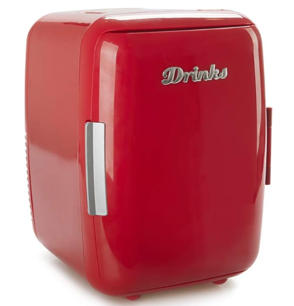 Mini frigorífico vermelho com a palavra Drinks na porta