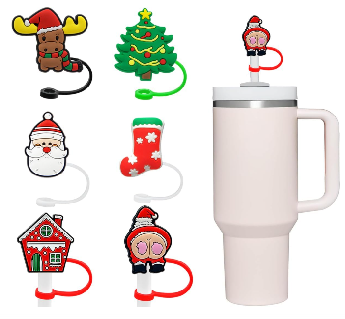 Seis tampas de silicone natalícias para copo com desenhos coloridos e texturizados, ao lado de um copo branco alto.